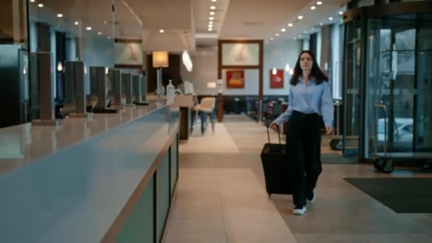 Une Jeune Femme Affaires Est Arrivée Hôtel Avec Une Valise — Video
