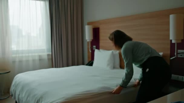 Une Femme Ménage Uniforme Fait Lit Préparant Une Chambre Hôtel — Video