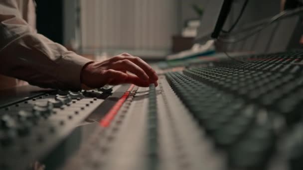 Ingeniero Sonido Utiliza Mezclador Audio Digital Sliders Engineer Presiona Tecla — Vídeo de stock