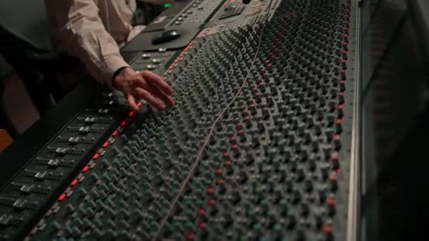 Fonico Usato Mixer Audio Digitale Sliders Engineer Preme Tasto Pannello — Video Stock