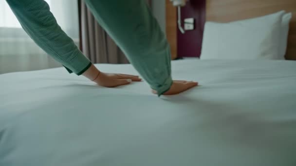 Pengurus Rumah Tangga Yang Mengenakan Seragam Membuat Tempat Tidur Yang — Stok Video