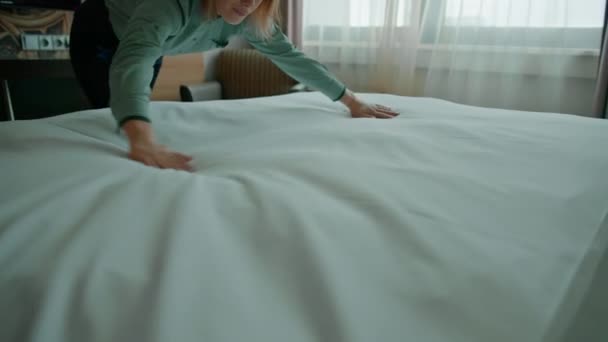 Господар Уніформі Робить Ліжко Готує Розкішний Готельний Номер Гостей Прибирання — стокове відео