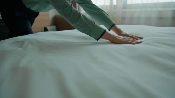 Hushållerska Uniform Bäddar Säng Förbereda Lyx Hotellrum För Gäster Rengöring — Stockvideo