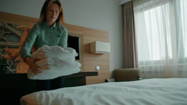 Housekeeping Hotel Die Haushälterin Brachte Weißen Roben Gäste Das Konzept — Stockvideo