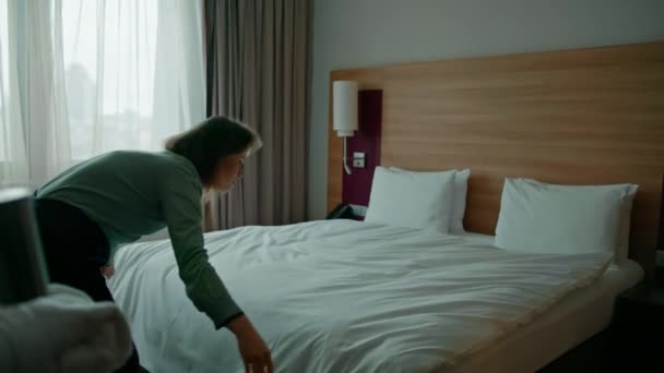Gospodyni Mundurze Tworzy Łóżko Przygotowujące Luksusowy Pokój Hotelowy Dla Gości — Wideo stockowe