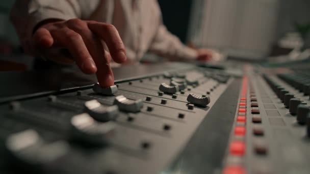 音响工程师使用数字音频混合器滑块工程师按键控制面板录音工作室技术员 — 图库视频影像