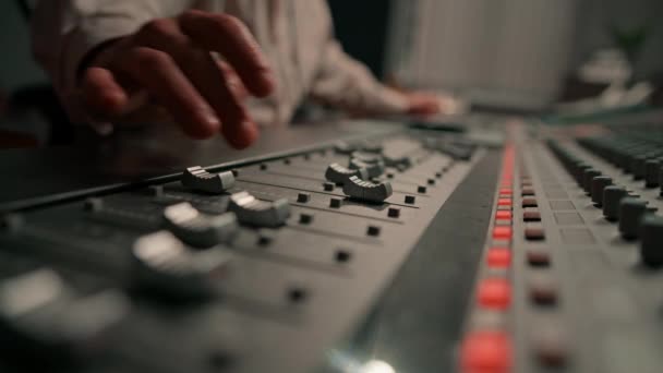 Geluidstechnicus Gebruikt Digitale Audio Mixer Sliders Engineer Persen Toets Configuratiescherm — Stockvideo