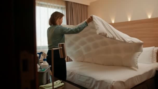 Une Femme Ménage Uniforme Fait Lit Préparant Une Chambre Hôtel — Video