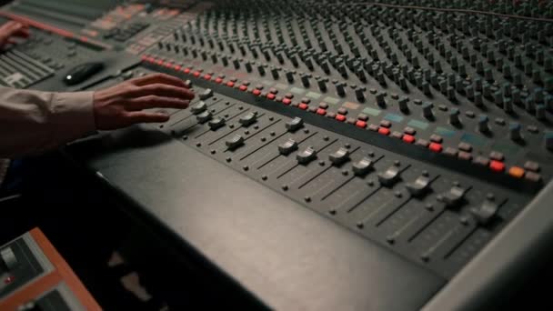 サウンドエンジニアは デジタルオーディオミキサーを使用スライダーエンジニアキーを押すコントロールパネルレコーディングスタジオ技術者 — ストック動画