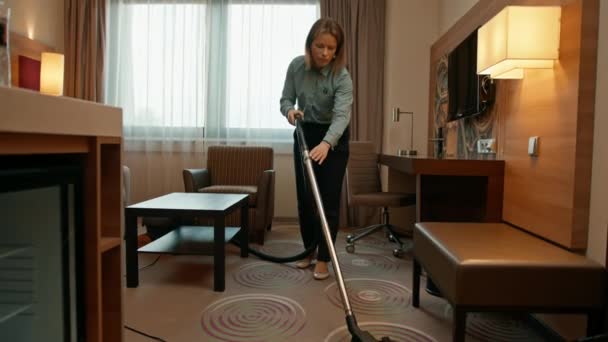 Ein Fleißiges Dienstmädchen Uniform Saugt Sorgfältig Den Teppich Während Das — Stockvideo