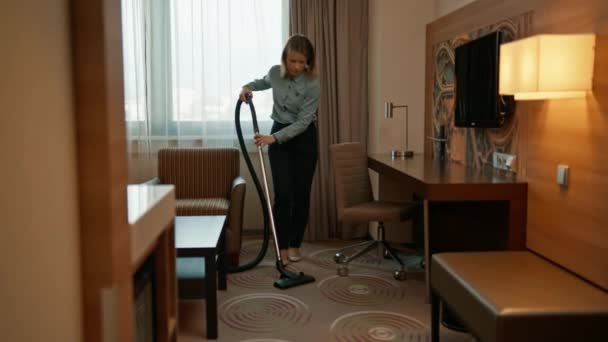 Uma Empregada Diligente Uniforme Cuidadosamente Aspira Tapete Enquanto Limpa Conceito — Vídeo de Stock