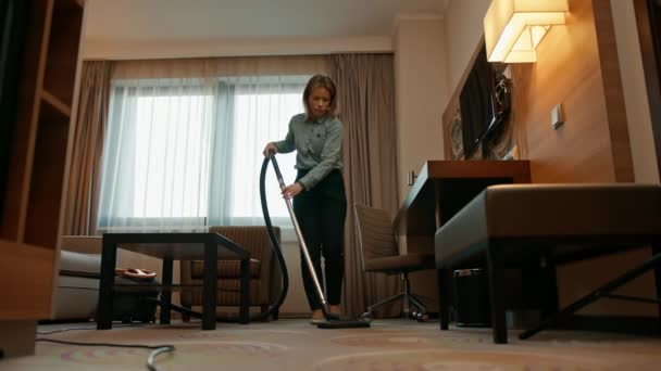 一位勤勤恳恳的女服务员在清扫宾馆客房的概念时 小心翼翼地把地毯吸空 — 图库视频影像