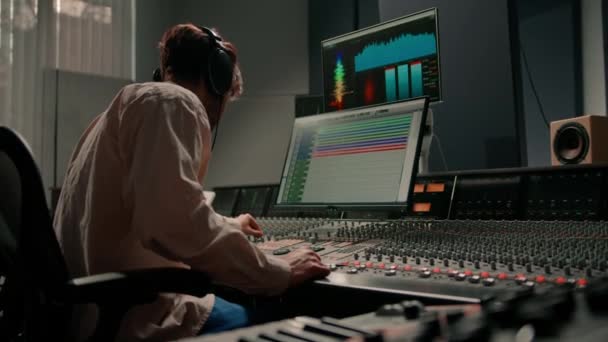 Produtor Engenharia Áudio Energético Trabalhando Gravação Estúdio Mixagem Faixa Console — Vídeo de Stock