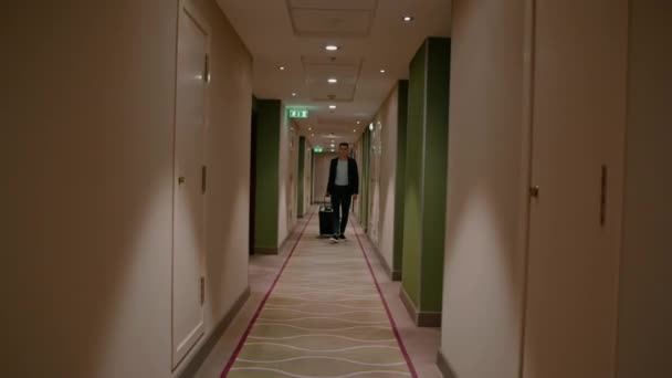 Man Met Koffer Loopt Door Hotelgang Uitzicht Zakenman Reis — Stockvideo
