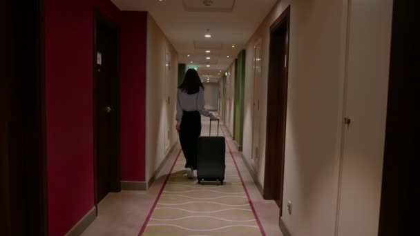 Dziewczyna Walizką Idzie Korytarzem Hotelowej Bizneswoman Wycieczkę Pojęcie Podróży — Wideo stockowe