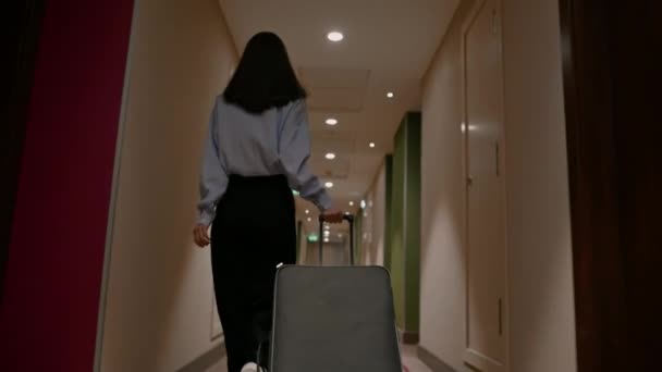 Ένα Κορίτσι Μια Βαλίτσα Περπατά Στο Διάδρομο Του Ξενοδοχείου Επιχειρηματίας — Αρχείο Βίντεο