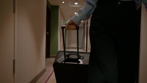 Ένα Κορίτσι Μια Βαλίτσα Περπατά Στο Διάδρομο Του Ξενοδοχείου Επιχειρηματίας — Αρχείο Βίντεο