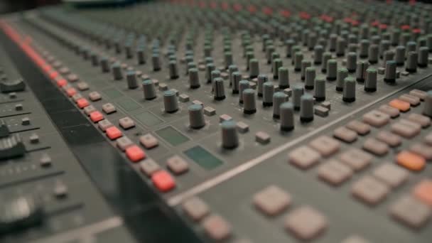 녹음을 방송하기 Equalizer Faders 스튜디오 컨트롤 — 비디오
