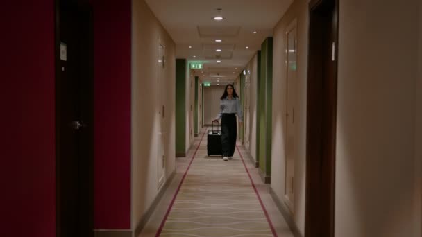 Une Fille Avec Une Valise Marche Dans Couloir Hôtel Femme — Video