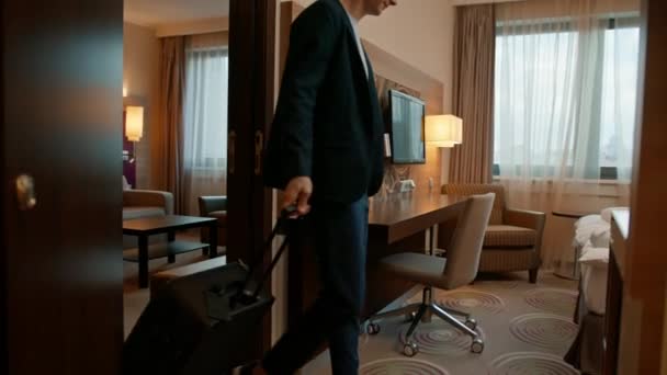 Ένας Άνδρας Βαλίτσα Μπαίνει Ένα Δωμάτιο Ξενοδοχείου Μετά Από Μια — Αρχείο Βίντεο