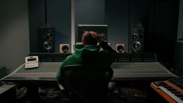 Producteur Ingénieur Audio Énergique Travaillant Studio Enregistrement Mixant Piste Sur — Video