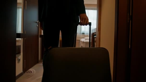 Mężczyzna Walizką Wchodzi Pokoju Hotelowego Locie Podczas Podróży Koncepcja Rekreacji — Wideo stockowe