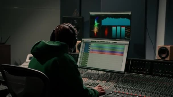 Výrobce Energetických Audio Inženýrů Pracující Nahrávacím Studiu Mixování Stopy Konzoli — Stock video