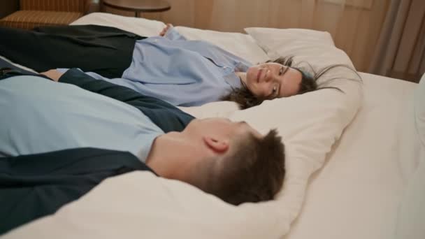 Yataktaki Lüks Otel Odasındaki Çift Otel Odasındaki Yatakta Uzanan Romantik — Stok video