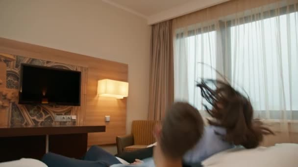 Par Sängen Lyx Hotell Interiör Romantiskt Par Ligger Sängen Hotellsviten — Stockvideo