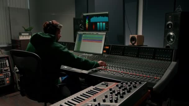 精力充沛的音频工程师制作人在控制台和制作商软件上录制录音室混音轨道 — 图库视频影像