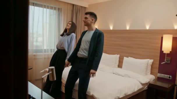 Пара Ліжку Розкішний Готельний Інтер Романтична Пара Лежить Ліжку Готельному — стокове відео