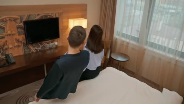 Ζευγάρι Στο Κρεβάτι Πολυτελές Ξενοδοχείο Εσωτερικό Ρομαντικό Ζευγάρι Ξαπλωμένο Στο — Αρχείο Βίντεο