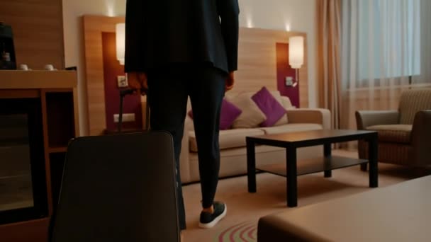 一个提着手提箱的人在商务旅行的过程中到达了酒店房间 — 图库视频影像