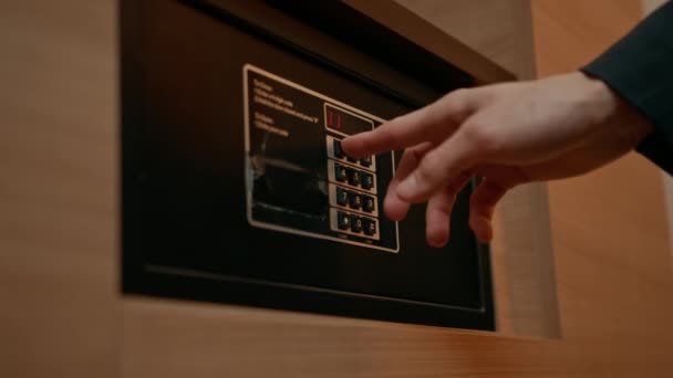 Bir Otel Odasındaki Kasayı Açmak Kilitlemek Için Şifre Girer Değerli — Stok video