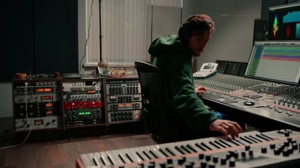 Erkek Piyano Klavyesi Parmaklar Step Tuşları Midi Denetleyici Müzisyen Kayıt — Stok video