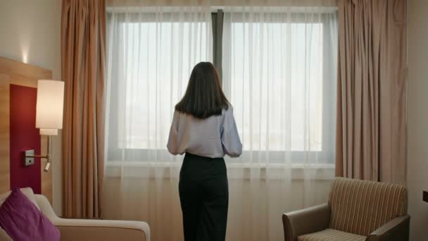 Ung Kvinna Öppna Gardin Medan Stående Lyx Hotellrum Tittar Genom — Stockvideo
