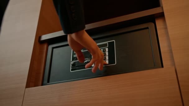 一只手输入密码 将保险柜或保险柜锁在酒店房间里盗窃或保存贵重物品 — 图库视频影像