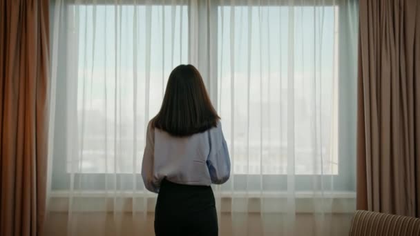 Junge Frau Öffnet Vorhang Stehenden Luxus Hotelzimmer Und Blickt Durch — Stockvideo