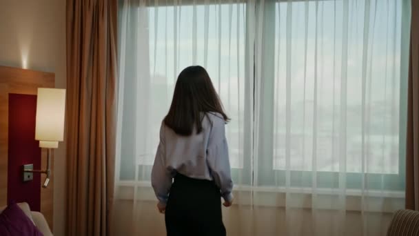Junge Frau Öffnet Vorhang Stehenden Luxus Hotelzimmer Und Blickt Durch — Stockvideo