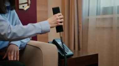 Otel resepsiyonundan güzel bir kadın arıyor. Seyahat işi kadını konukseverliği.