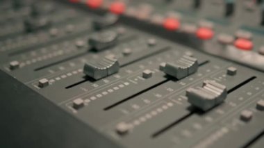 Bir kayıt stüdyosu kontrol paneli karıştırıcısı ve bir şarkı kaydı yayınlamak için faders tuşları