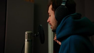 Kulaklıklı rap şarkıcısı. Profesyonel kayıt stüdyosunda duygusal olarak yeni şarkı kaydediyor.