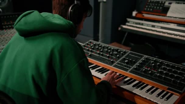 피아노 키보드 컨트롤러 음악가 스튜디오에서 노래를 만든다 — 비디오