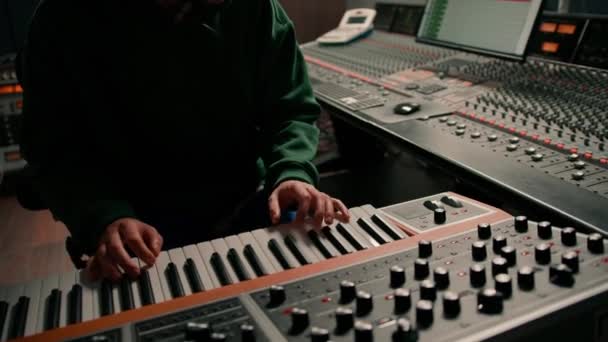 Stüdyo Kayıt Stüdyosunda Çalışan Enerji Dolu Ses Mühendisi Yapımcısı Konsol — Stok video