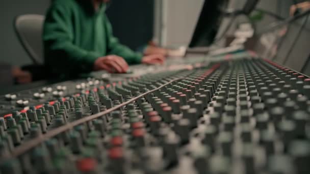 サウンドエンジニアは デジタルオーディオミキサーを使用スライダーエンジニアキーを押すコントロールパネルレコーディングスタジオ技術者 — ストック動画