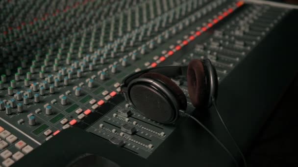Fones Ouvido Uma Mesa Mistura Estúdio Gravação Áudio Podcast Itens — Vídeo de Stock