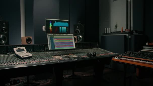 音波と音量設定の画面でスタジオを録音2つのサブウーファーとミキシングコンソール — ストック動画