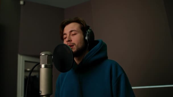 Cantante Con Cuffie Microfono Registrare Emotivamente Una Nuova Canzone Studio — Video Stock