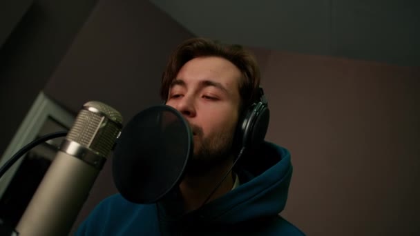 Τραγουδιστής Ακουστικά Και Μικρόφωνο Ηχογραφεί Συναισθηματικά Ένα Νέο Τραγούδι Επαγγελματικό — Αρχείο Βίντεο