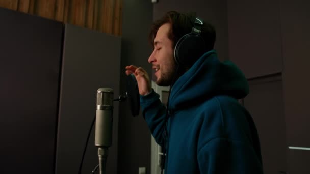 Cantante Rap Con Microfono Cuffie Registrare Emotivamente Nuova Canzone Studio — Video Stock